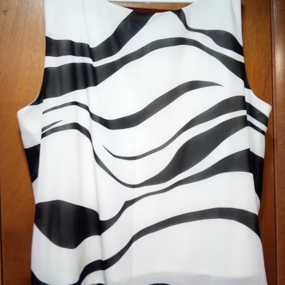 Women's Top - Picture 4 of 9